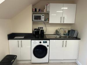 Quiet studio flat near University & QMC, King size bed