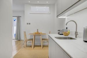 Private Entrance Garden Flat in Kensington Olympia