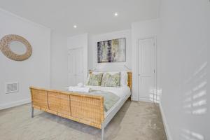 Private Entrance Garden Flat in Kensington Olympia