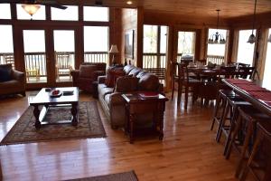Gatlinburg Luxury Cabin, 4 Master Bdrms, Theater, Game Rm, Hot Tub, Perfect!