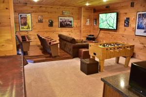 Gatlinburg Luxury Cabin, 4 Master Bdrms, Theater, Game Rm, Hot Tub, Perfect!