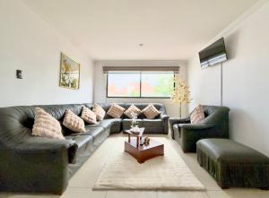 Golden Apt con parqueo priv en la Remigio Crespo-Centro