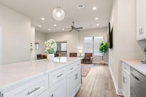 NEW Mais La House Garage KING 85 TV Cajun Luxury