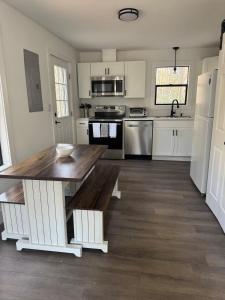 8 Minutes to UNC - Outdoor Deck - Washer and Dryer