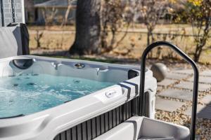 NEW Olde Town Arvada 5BR Luxe Mini Golf Hot Tub Arcade Cinema Gym