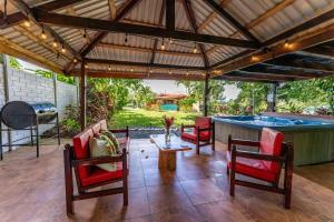 Toucan River Retreat - River Access, AC & Jacuzzi