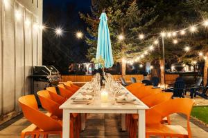 NEW Olde Town Arvada 5BR Luxe Mini Golf Hot Tub Arcade Cinema Gym