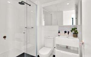 High-Rise Lvl 59 2B1B Apartment with City Views - Central CBD Location