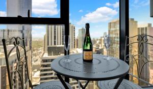 High-Rise Lvl 59 2B1B Apartment with City Views - Central CBD Location