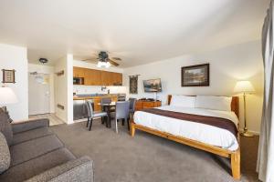 Cozy King Studio wLake View #145 at Donner Lake Village