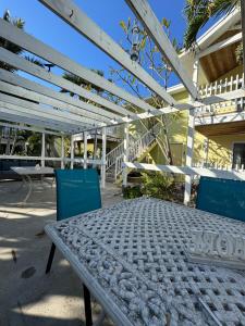2BR 2 BATH Cottage Steps to Beach & Downtown w pool