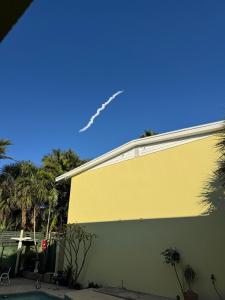 2BR 2 BATH Cottage Steps to Beach & Downtown w pool