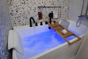 One-of-a-Kind Ocean view Haven-Jacuzzi, Massage Chair & Stunning Vista