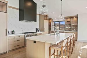 Luxury 4BR with Hot Tub & Deer Valley Access home