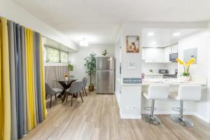 Newly Renovated Waikiki Beachside Studio with 2 Beds Sleep 3