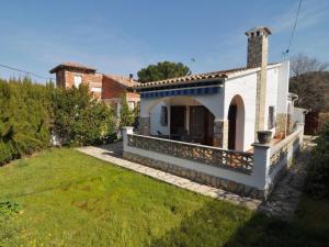 Casa Brigitte: Tranquilidad, Jardín Amplio, WiFi, a Sólo 200 Metros de la Playa - HISP-7-16