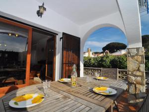 Casa Brigitte: Tranquilidad, Jardín Amplio, WiFi, a Sólo 200 Metros de la Playa - HISP-7-16