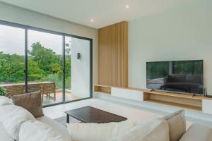 Niva Villa - Modern & Lake View near Phuket town