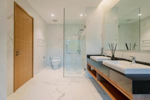 Niva Villa - Modern & Lake View near Phuket town