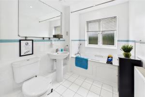 2 Ensuite beds house, sleep 4 With free parking, Self Check-in, and Close link to London, Zone 6