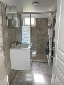 New Maison moderne 80m2 avec extérieur chaleureux