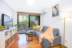 Stylish 1BR with private Garage 450m from Darling Harbour aterfront and ICC