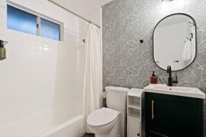 Luxe Treehouse Apt•Walk to Town•King Bed•Sleeps 4