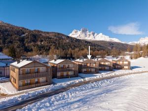 GreenWood Chalet - Spacious Alpine Retreat with Mountain Views