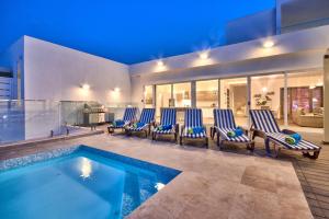 Villa Gaia - Sunset Views, Indoor Heated Pool, Sauna and Games Room