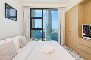FirstStay Homes - Creek Rise Tower 2 - 1BR with Creek Views, Panoramic Living, Dubai Creek Harbour