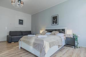 10-Min Walk to Westbahnhof Affordable 2BR Apt