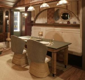 PRIVATE LUXURY HOUSEBOAT CRUISE IN kerala backwater