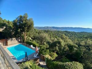Villa avec piscine et vue mer panoramique située au GAOU