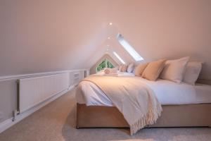 5BDR Luxe Villa By Torr Property Group Short Lets & Serviced Accommodation With Free Parking & River View Stratford-Upon-Avon