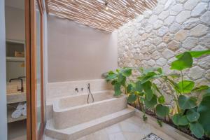 Villa Jams - Mediterranean 3BR Retreat in Canggu, walk to the beach