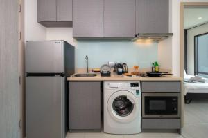 Luxury Art apt Downtown Metro Bangkok-Kitchen-living room