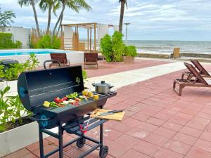 Beachfront 3 bedrooms 12ppl BBQ,Kitchen,Pool