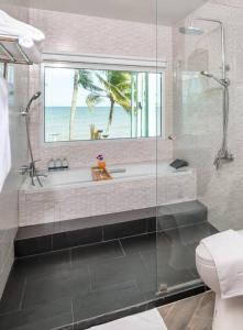 Beachfront 3 bedrooms 12ppl BBQ,Kitchen,Pool