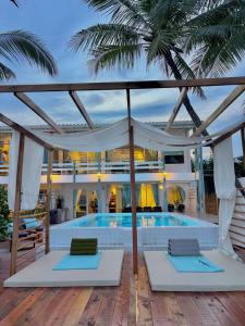 Beachfront Pool Deluxe Livingroom,Kitchen&BBQ