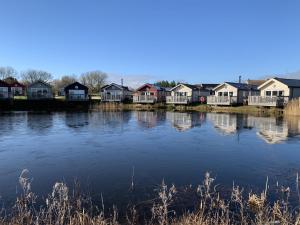 Lakeside Escape, The Bay, lake view, 2 bedrooms with ensuites, parking bay, 1 small dog welcome