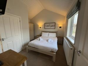 Lakeside Escape, The Bay, lake view, 2 bedrooms with ensuites, parking bay, 1 small dog welcome