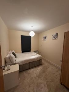 Cosy 2-Bed Modern City Apartment with Balcony