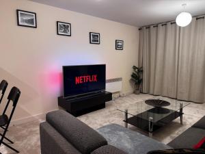 Cosy 2-Bed Modern City Apartment with Balcony