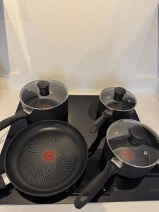 Central Flat close to shops and station, king size bed and sofa bed