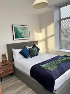 The Green Haven - 2 Bed Cozy Apartment - Sleeps 6 - Private Parking