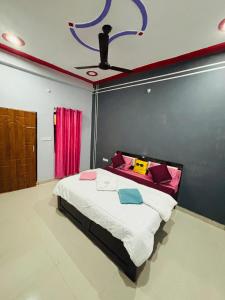 Front of Ram Mandir VIP Gate "Rudra prabha Inn" 73556-91108