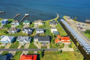 5BR waterfront Home with boat lift, Dock, and kayak