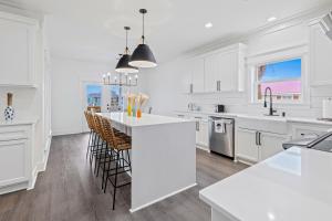 5BR waterfront Home with boat lift, Dock, and kayak