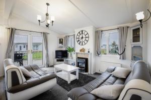 Tranquil Lodge with river views