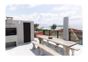 Apartamento térreo com terraço para ver o mar